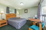 Bedroom Knights Inn Bracebridge