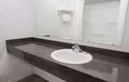In-room Bathroom 7 Knights Inn Bracebridge