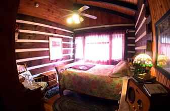 Bedroom 4 Creekwalk Inn and Cabins