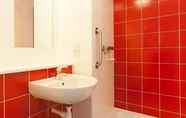 In-room Bathroom 4 Travelodge Heathrow Terminal 5