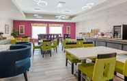 Restoran 7 La Quinta Inn & Suites by Wyndham Winnie