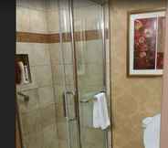 Toilet Kamar 4 Best Western Plus Fredericton Hotel & Suites