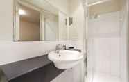 Toilet Kamar 4 Plum Carlton Serviced Apartments
