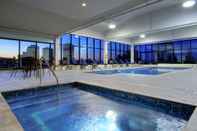 Swimming Pool Hilton Garden Inn Montréal Centre-ville