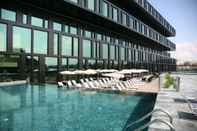 สระว่ายน้ำ Axis Viana Business & SPA Hotel