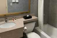 In-room Bathroom Red Roof Inn Copiague