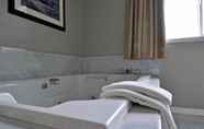 Toilet Kamar 6 Travelodge by Wyndham Golden Sportsman Lodge