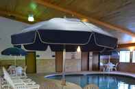 Swimming Pool EconoLodge by Choice Hotels Rice Lake