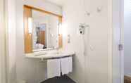 In-room Bathroom 6 Hotel ibis Madrid Alcobendas