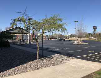 Exterior 2 Country Inn & Suites by Radisson, Marinette, WI