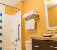 Toilet Kamar 2 TownePlace Suites Erie