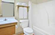 Toilet Kamar 4 WoodSpring Suites Evansville East