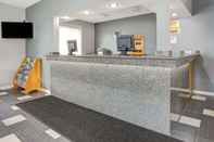 Lobby Howard Johnson by Wyndham Gananoque