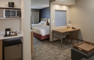 Phòng ngủ 2 SpringHill Suites St. Louis Brentwood