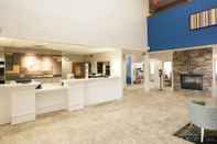Lobby Holiday Inn Express & Suites Waukegan, an IHG Hotel