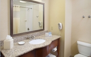 Toilet Kamar 4 Hampton Inn & Suites Lancaster