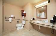 In-room Bathroom 4 Hampton Inn & Suites Greensburg