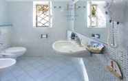 Toilet Kamar 7 Hotel Belsole Ischia