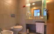 Toilet Kamar 3 Tulip Inn Estarreja Hotel & Spa