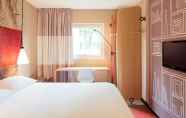 Bedroom 3 ibis Birmingham International Airport – NEC