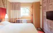 Bedroom 3 ibis Birmingham International Airport – NEC