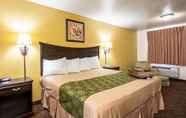 Bedroom 6 Econo Lodge Inn & Suites Searcy