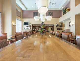 Lobby 2 Hampton Inn & Suites by Hilton Moncton