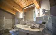 In-room Bathroom 4 Oste del Castello Wellness & Bike Hotel