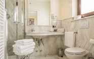 In-room Bathroom 3 Oste del Castello Wellness & Bike Hotel