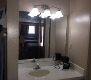 In-room Bathroom 6 German Village Inn Columbus