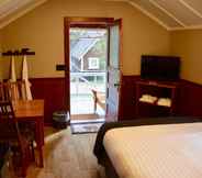 Bedroom 4 Johnston Canyon Lodge and Bungalows