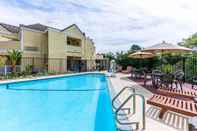 Kolam Renang Quality Inn & Suites Capitola By the Sea