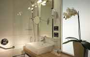 In-room Bathroom 3 DoubleTree by Hilton Milan