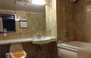 Toilet Kamar 2 Tourist Hotel June