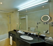 In-room Bathroom 2 City Seasons Hotel Al Ain