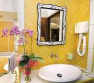In-room Bathroom 2 Strand Hotel Terme Delfini