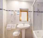 In-room Bathroom 5 Hotel & Diving les Illes