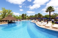 Swimming Pool Howard Johnson by Wyndham San Pedro Resort & Marina