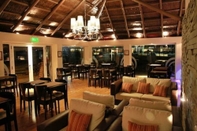 Quầy bar, cafe và phòng lounge Howard Johnson by Wyndham San Pedro Resort & Marina