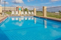 Swimming Pool La Quinta Inn & Suites by Wyndham Canton MS