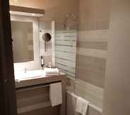 In-room Bathroom 5 Hotel et Residence Octel