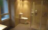 In-room Bathroom 4 IRAIPE SANTUARIO DE ARANTZAZU HOTEL