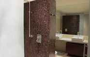In-room Bathroom 7 Ascott Park Place Dubai