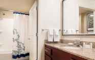 In-room Bathroom 6 Residence Inn by Marriott Phoenix Desert View at Mayo Clinic