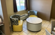 Common Space 7 Microtel Inn & Suites by Wyndham Prairie du Chien