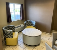 Common Space 7 Microtel Inn & Suites by Wyndham Prairie du Chien