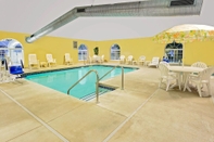 Swimming Pool Microtel Inn & Suites by Wyndham Prairie du Chien