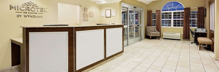 Lobby Microtel Inn & Suites by Wyndham Prairie du Chien