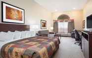 Phòng ngủ 4 Ramada by Wyndham Weyburn