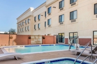 Kolam Renang Comfort Suites Barstow near I-15